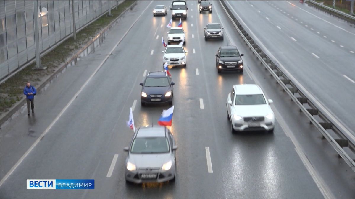  12 автомобилей с флагами проехали от Владимира до Суздаля в честь праздника