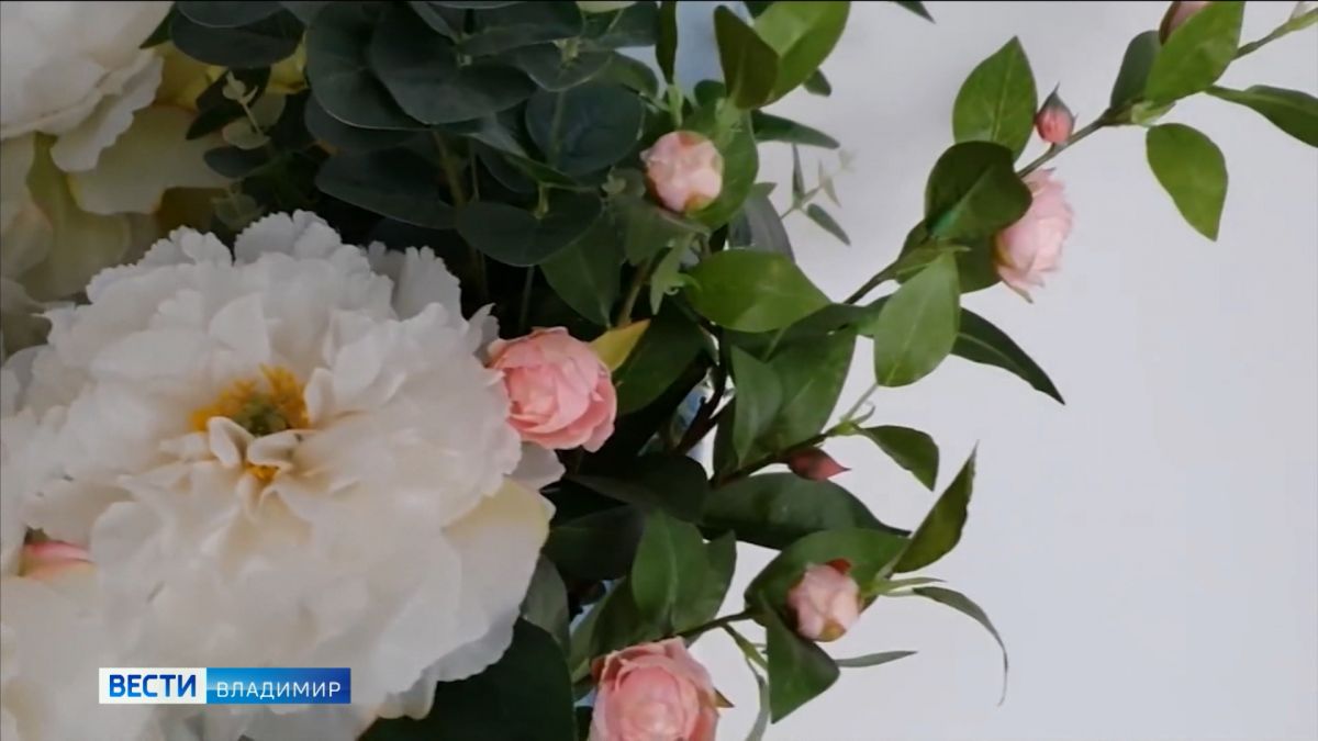 Владимирская рукодельница создает изящные композиции из искусственных растений  