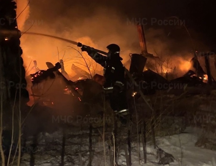 16 спасателей и 5 единиц техники тушили крупный пожар в одной из деревень Владимирской области