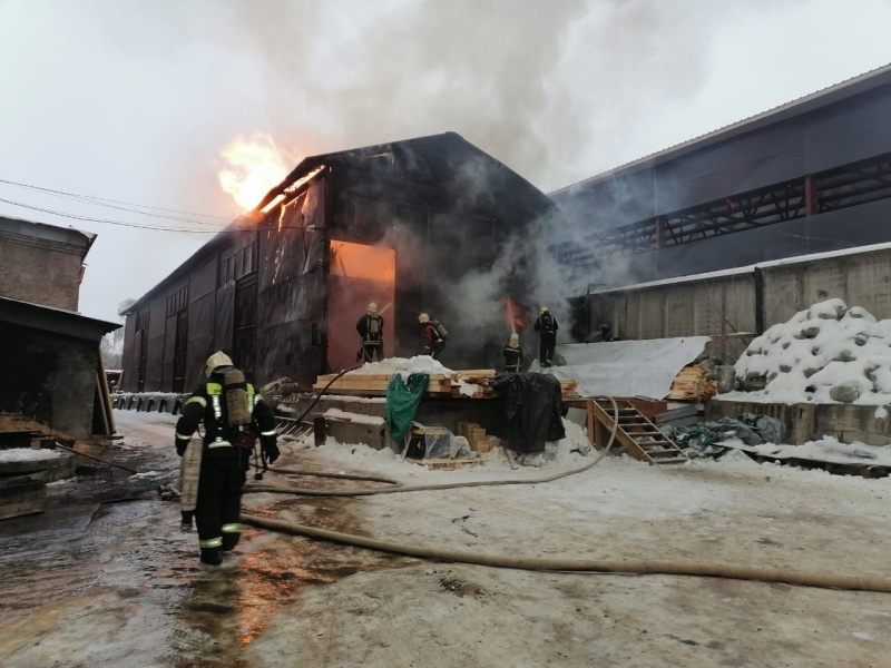 Во Владимире пожарные отстояли от огня здание крупного склада
