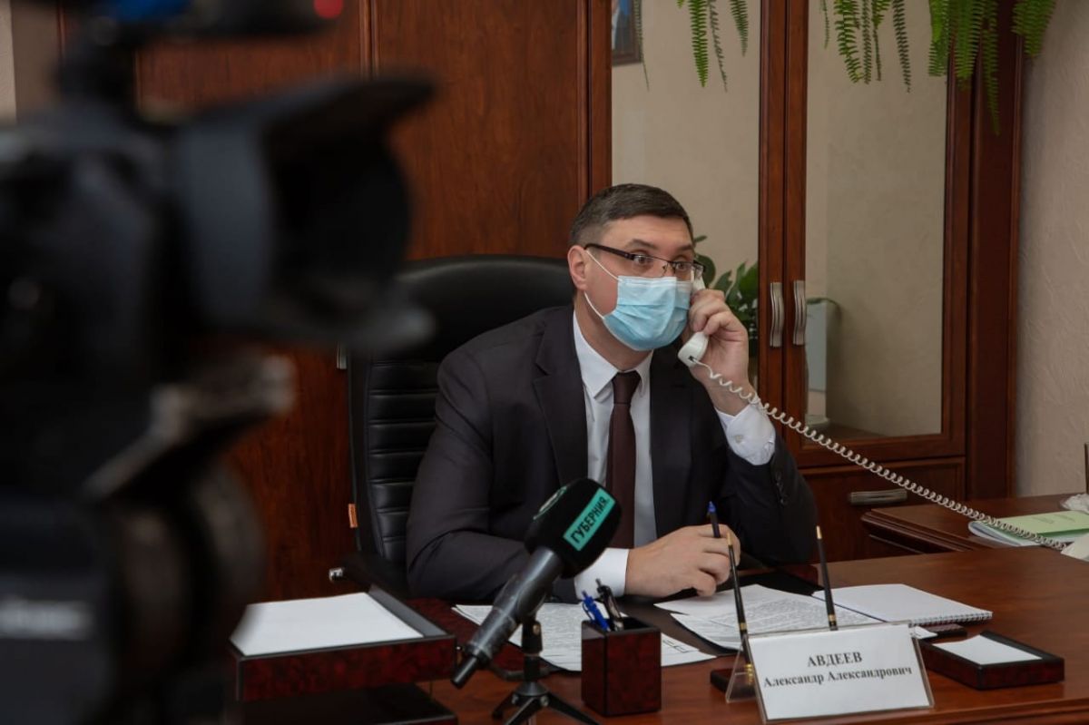 Решение вопроса проблемного дома в Коммунаре врио губернатора Александр Авдеев видит в снесении лишних этажей
