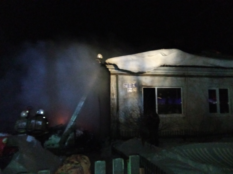 В Собинском районе 17 человек тушили загоревшуюся террасу частного жилого дома