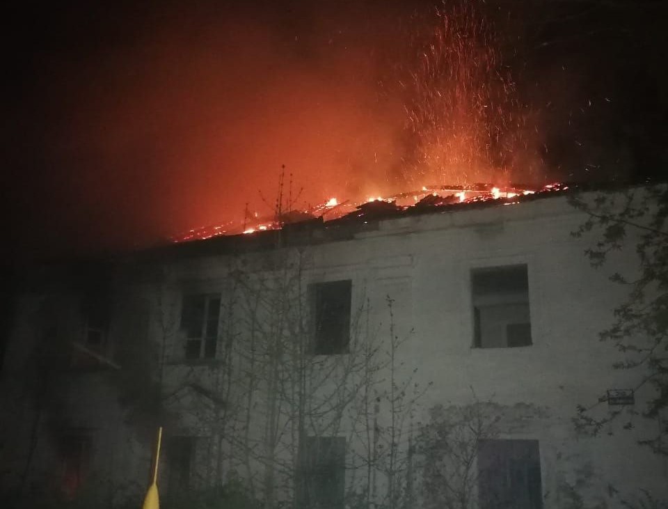 Ночью в городе Струнино загорелся аварийный дом