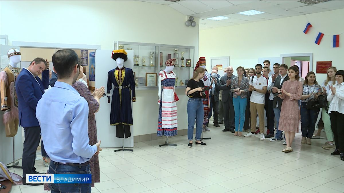 Во Владимирском университете организовали выставку народных костюмов
