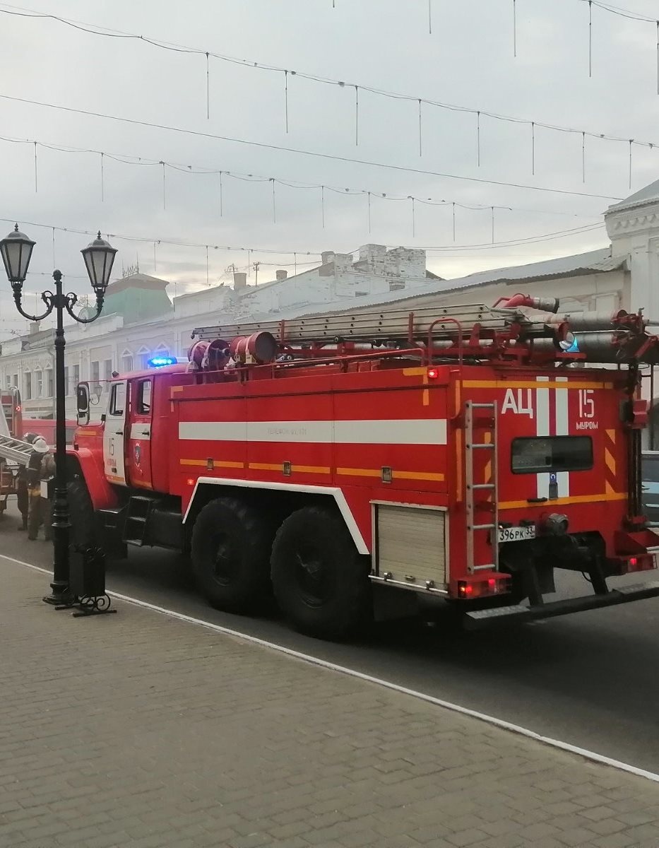В Кольчугине 8 пожарных машин приехали тушить здание управляющей компании