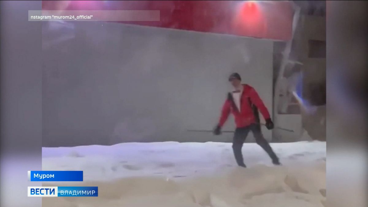 В Муроме был замечен мужчина в смокинге, перемещающийся на лыжах по тротуару с большой скоростью