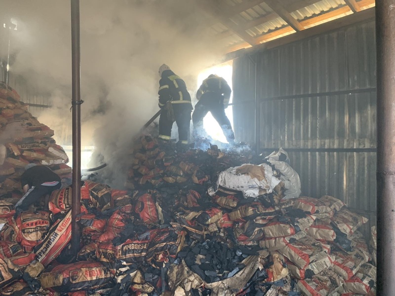 18 пожарных в Собинке тушили склад с углем для шашлыков