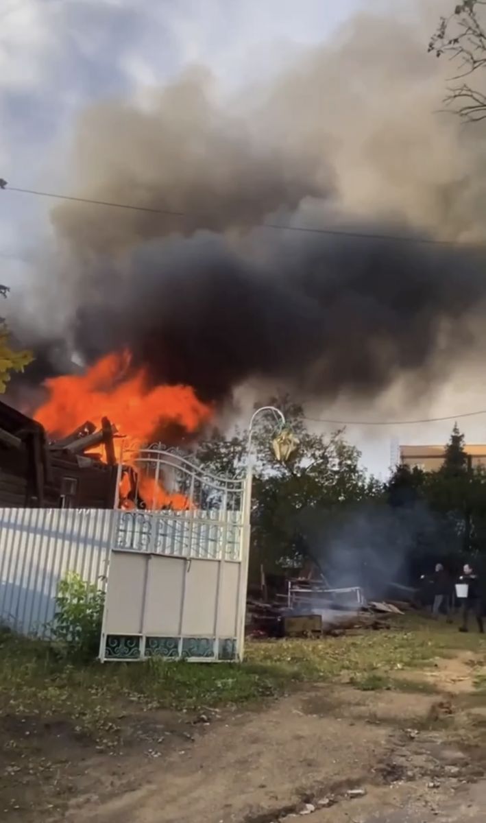 В центре Александрова загорелся жилой дом 
