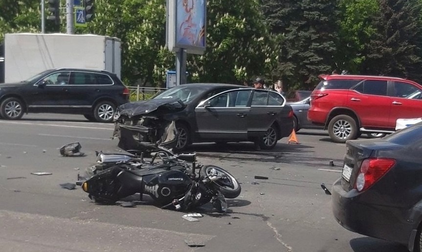В ДТП на Садовой площади в городе Владимире пострадала 38-летняя мотоциклистка