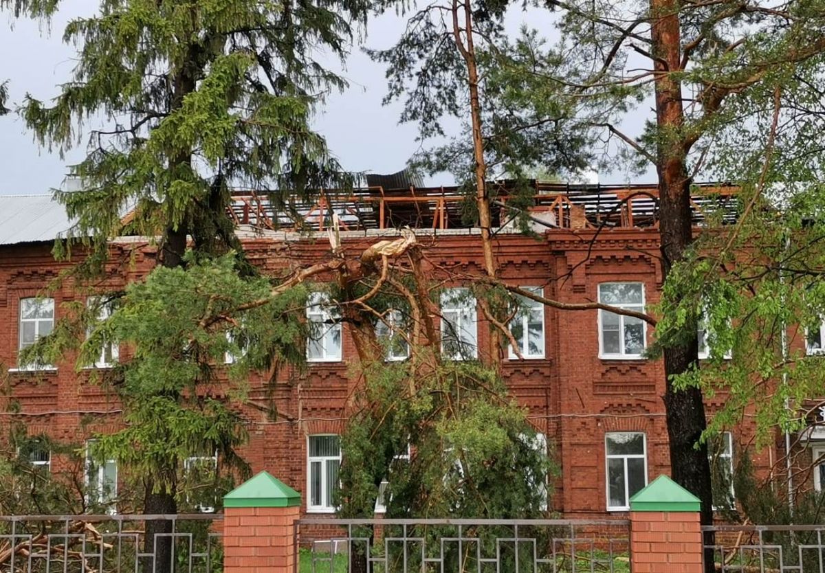 В Гороховце ураганный ветер снес кровлю больницы