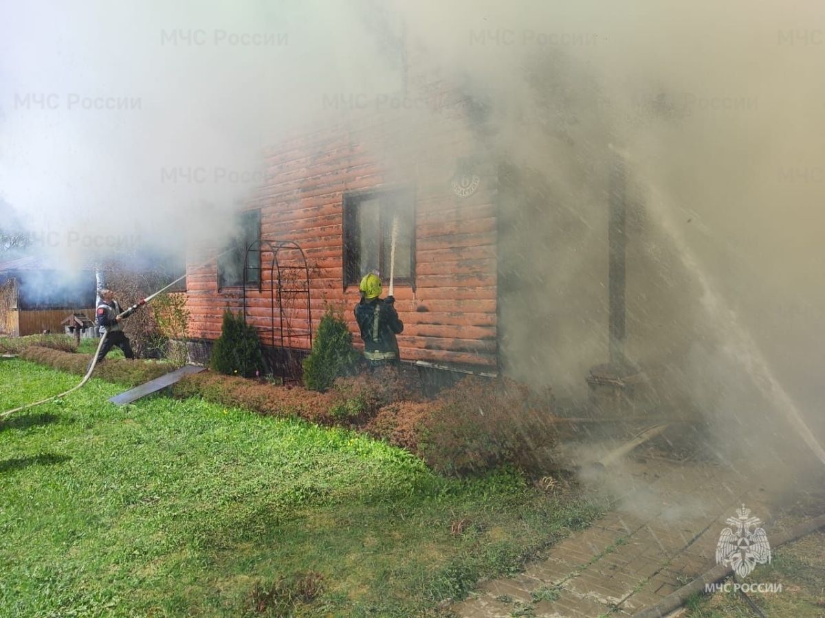 В селе Большое Каринское Александровского района загорелся частный дом
