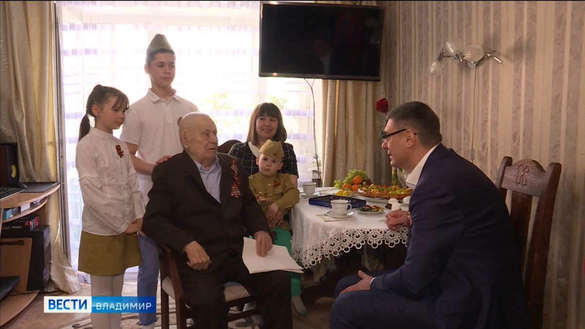 98-летнего ветерана Великой Отечественной войны Василия Гусакова поздравил глава региона Александр Авдеев