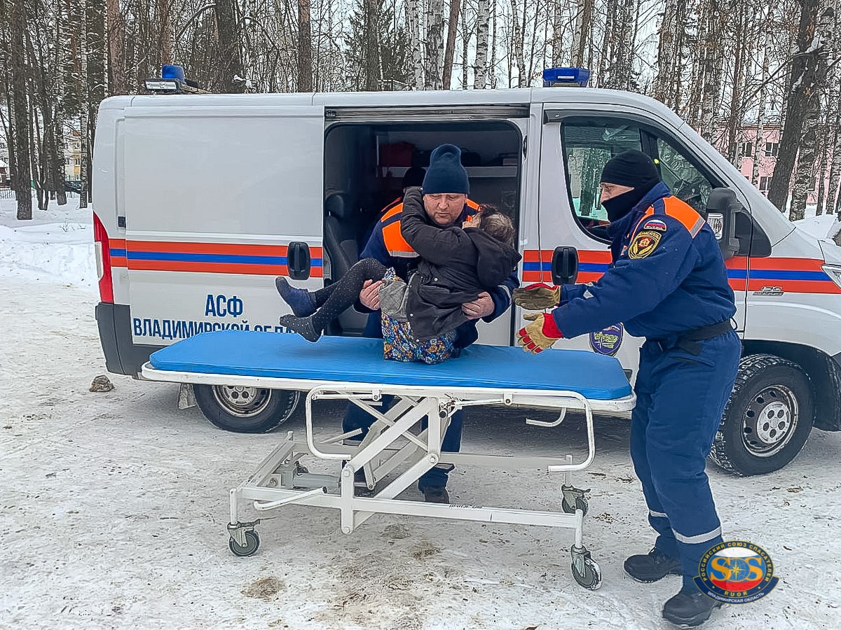В Камешковском районе спасатели вытащили пожилую женщину из погреба при помощи альпинистского снаряжения