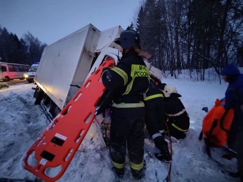 Во Владимирской области сотрудники МЧС спасли пострадавшего в массовом ДТП с грузовиками