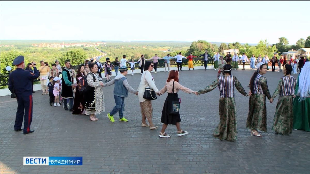 В центре Владимира  жителей и гостей города пригласили в хоровод Дружбы