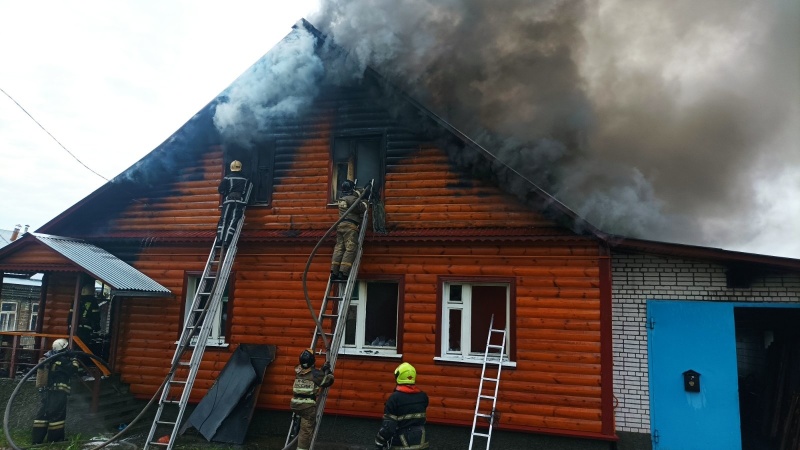 В горящем доме в селе Сновицы Владимирской области пострадали мужчина и ребенок
