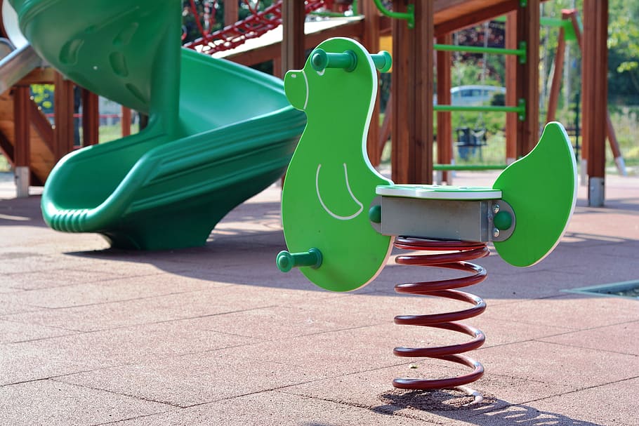 В Меленках прокуратура требует устранить опасные конструкции на детских площадках