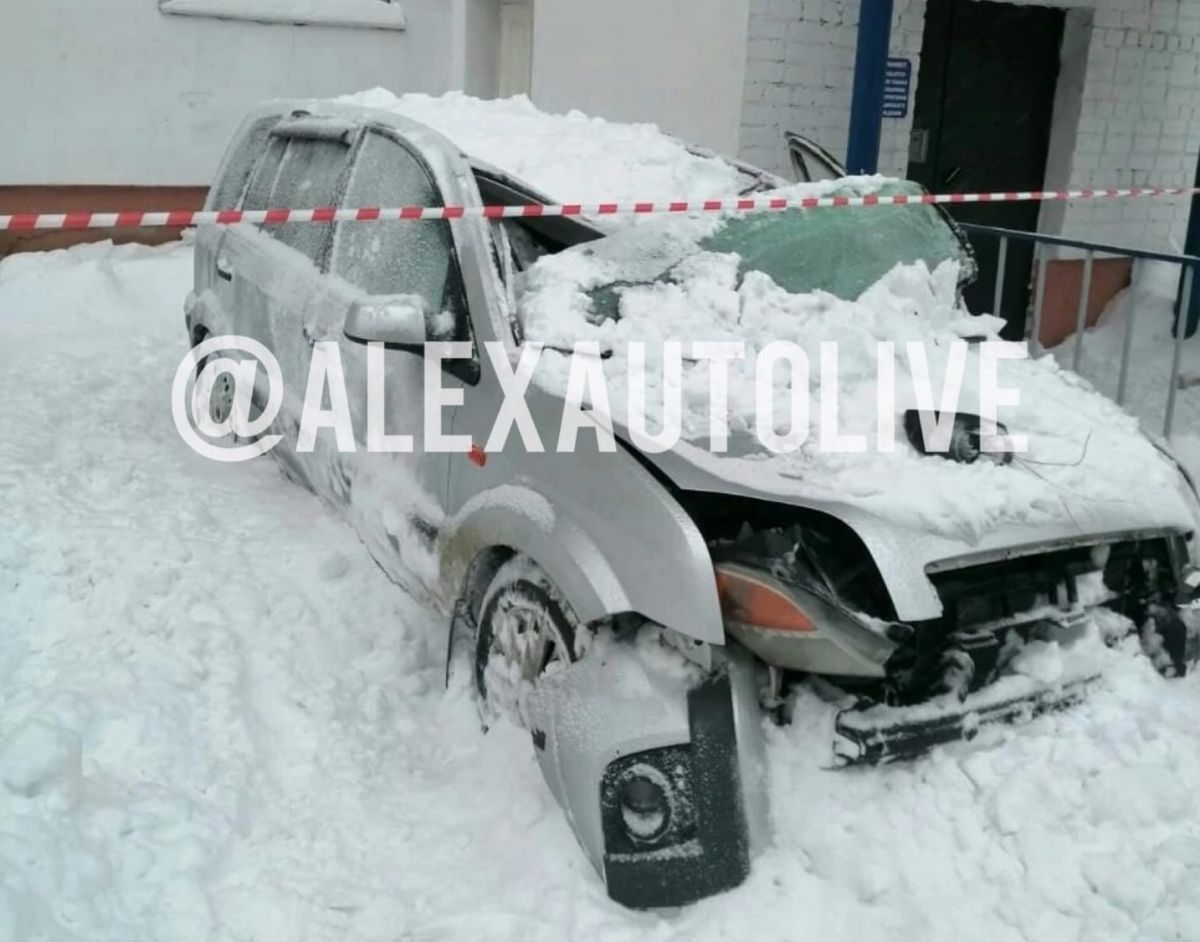 В Александровском районе с крыши роддома сползла глыба мокрого снега и раздавила автомобиль, в котором сидел водитель