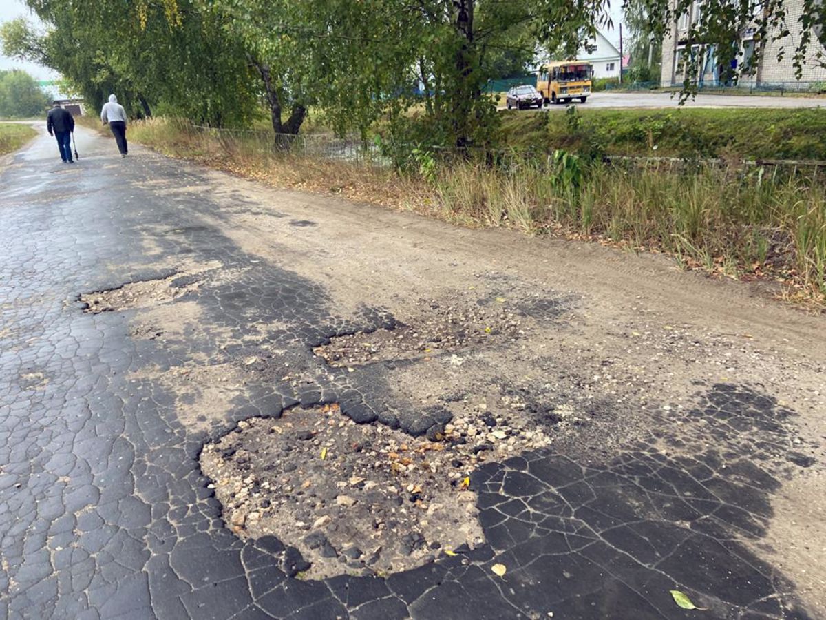 В посёлке Золотково Гусь-Хрустального района дорогу за 5,5 миллионов рублей сделали наполовину