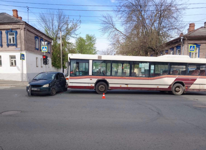Во Владимире на улице Гагарина автобус столкнулся с легковым автомобилем. Есть пострадавшие