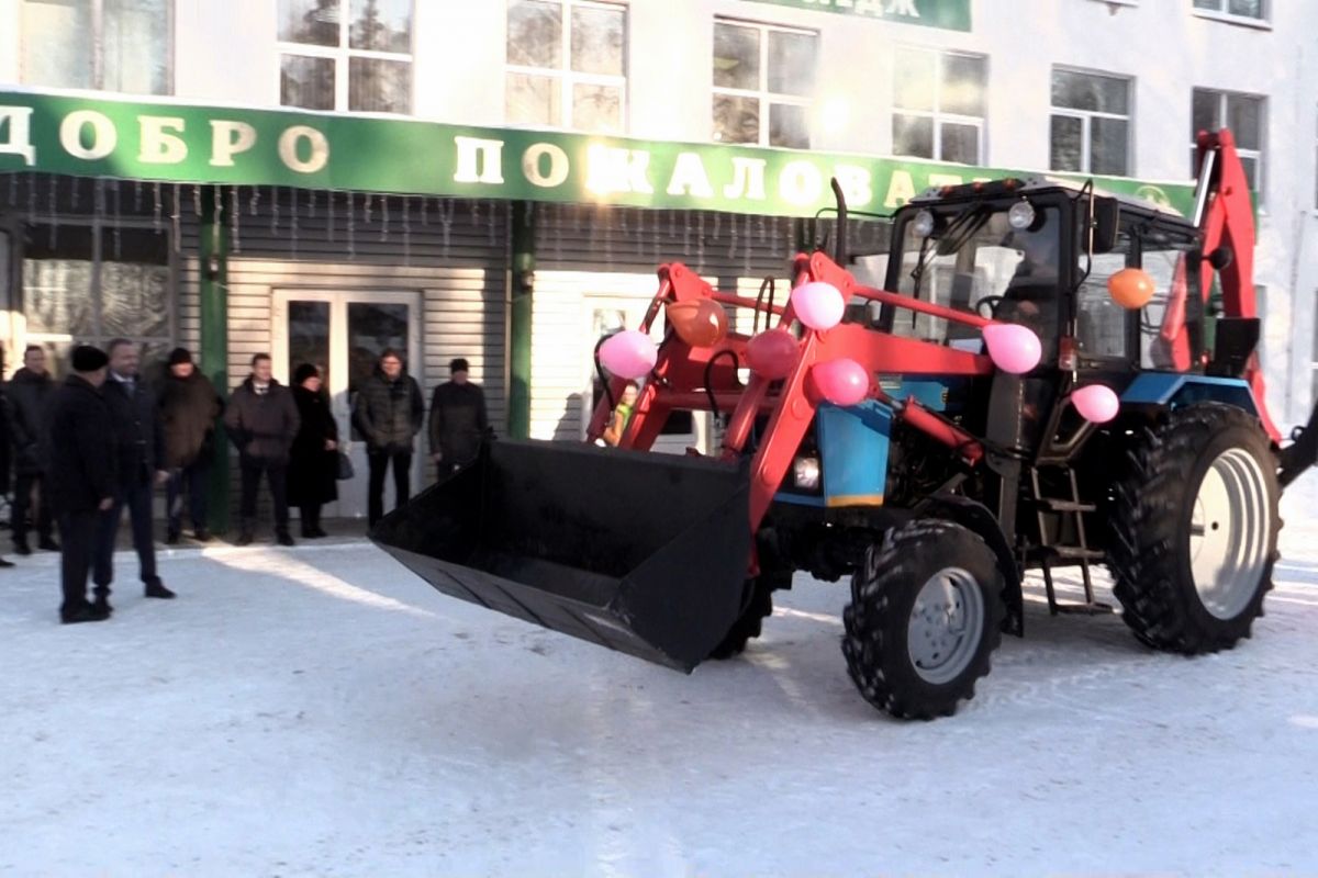 К юбилею Владимирский аграрный колледж получил новый колёсный трактор