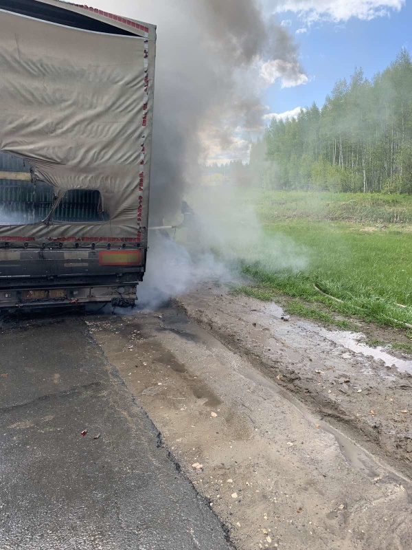 Во Владимирской области на трассе М-7 сгорел прицеп грузового автомобиля