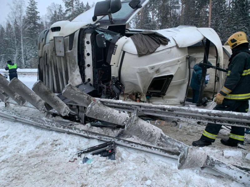 Во Владимирской области на трассе "М-7" при опрокидывании фуры погиб водитель