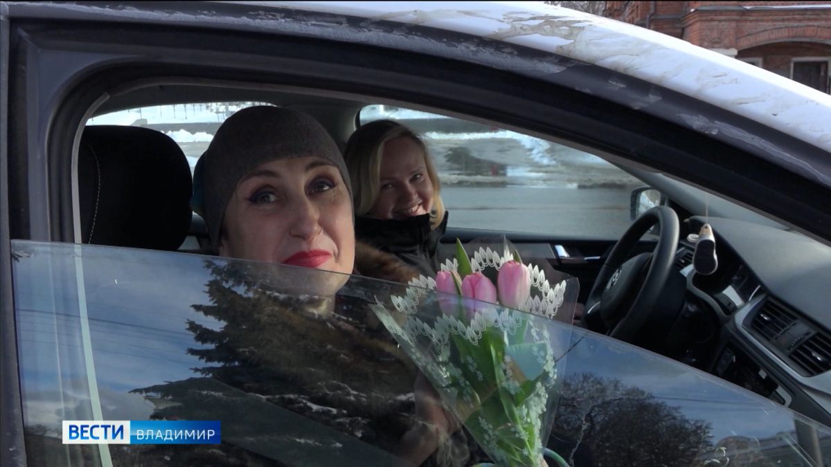 Во Владимирской области "Единая Россия" и ГИБДД вручили женщинам за рулем цветы