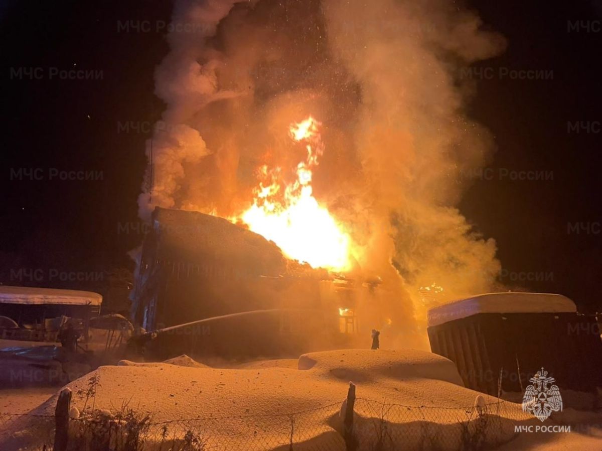 Ночью 12 сотрудников МЧС и 4 единицы техники тушили крупный пожар в городе Струнино Александровского района
