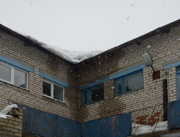 Во Владимирской области упавшим с крыши детсада льдом сломало ногу ребенку