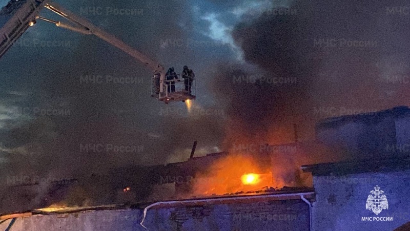 Сотрудники МЧС Владимирской области ликвидировали крупный пожар на заводе стеклопластика 