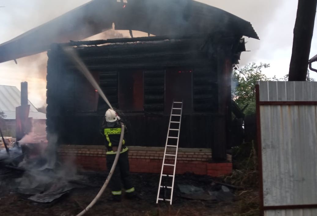 С помощью добровольцев пожарные отстояли от огня дом в Вязниковском районе