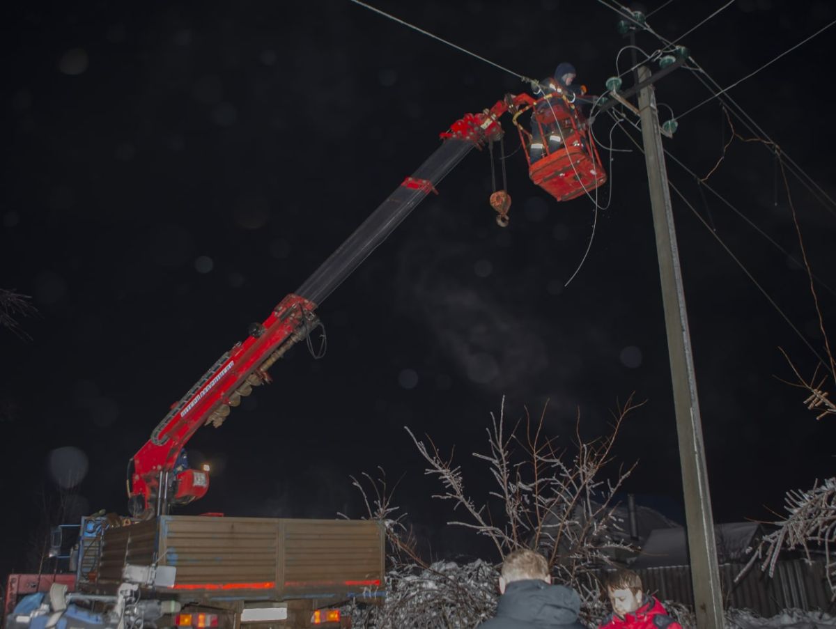 Во Владимирской области энергетики заменили 17 поврежденных непогодой опор ЛЭП