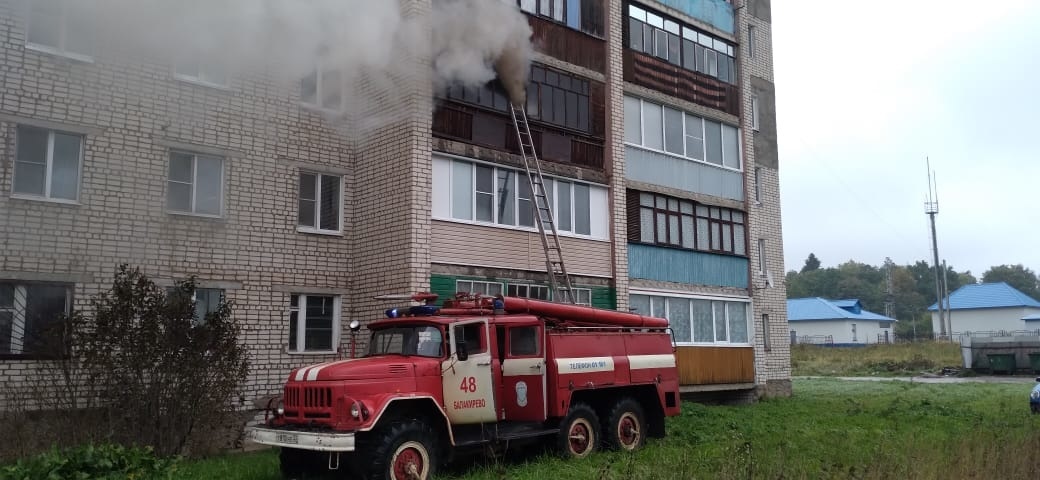 Сегодня утром в поселке Балакирево Владимирской области загорелся многоквартирный жилой дом