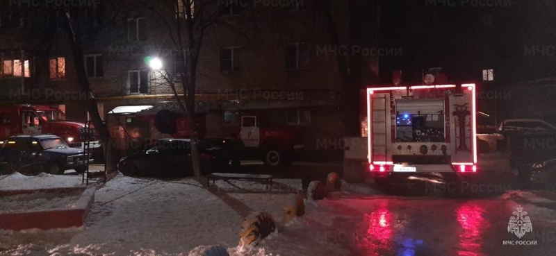 Во Владимирской области пожарные спасли 8 взрослых и 4 детей из горящей пятиэтажки