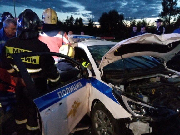 В Вязниковском районе грузовик врезался в служебный автомобиль ДПС. Пострадали 5 человек