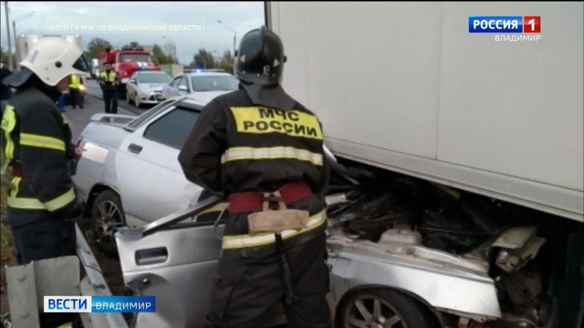 Участник аварии на М7 во Владимирской области погиб, въехав на легковушке под грузовик