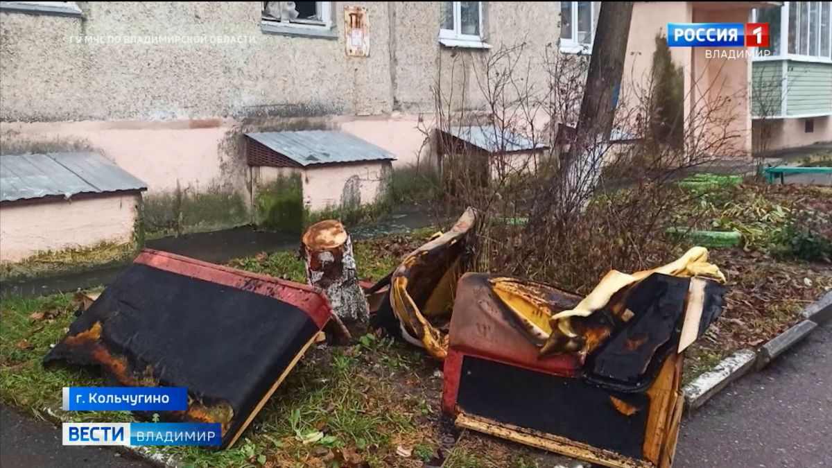 Причиной пожара и эвакуации жителей дома в Кольчугино стал загоревшийся диван
