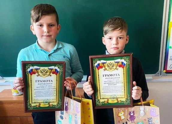 В городе Камешково наградили двух школьников, которые помогли задержать наркоторговца