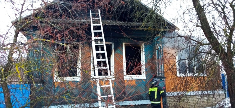 При пожаре дачного дома во Владимирской области пострадали 2 человека
