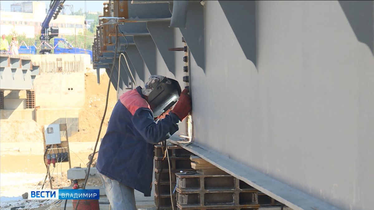 Сотрудники "ДСУ- 3" приступили к сборке второго пролета Рпенского моста во Владимире