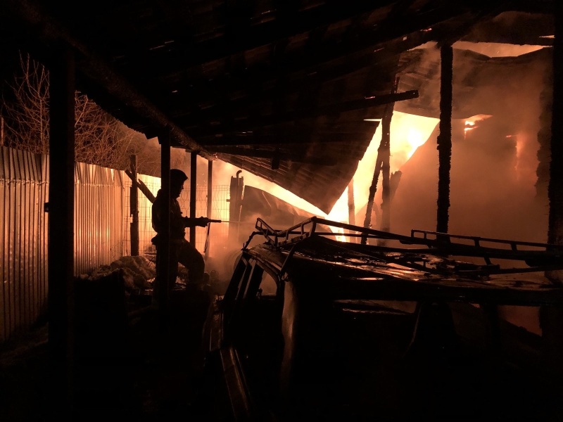 В Гусь-Хрустальном районе сгорел жилой дом и гараж