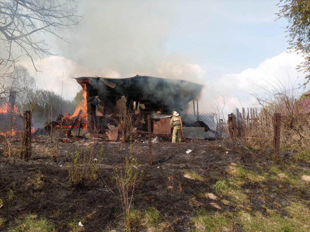 Пожар в Вязниковском районе грозил перекинуться на соседние дома
