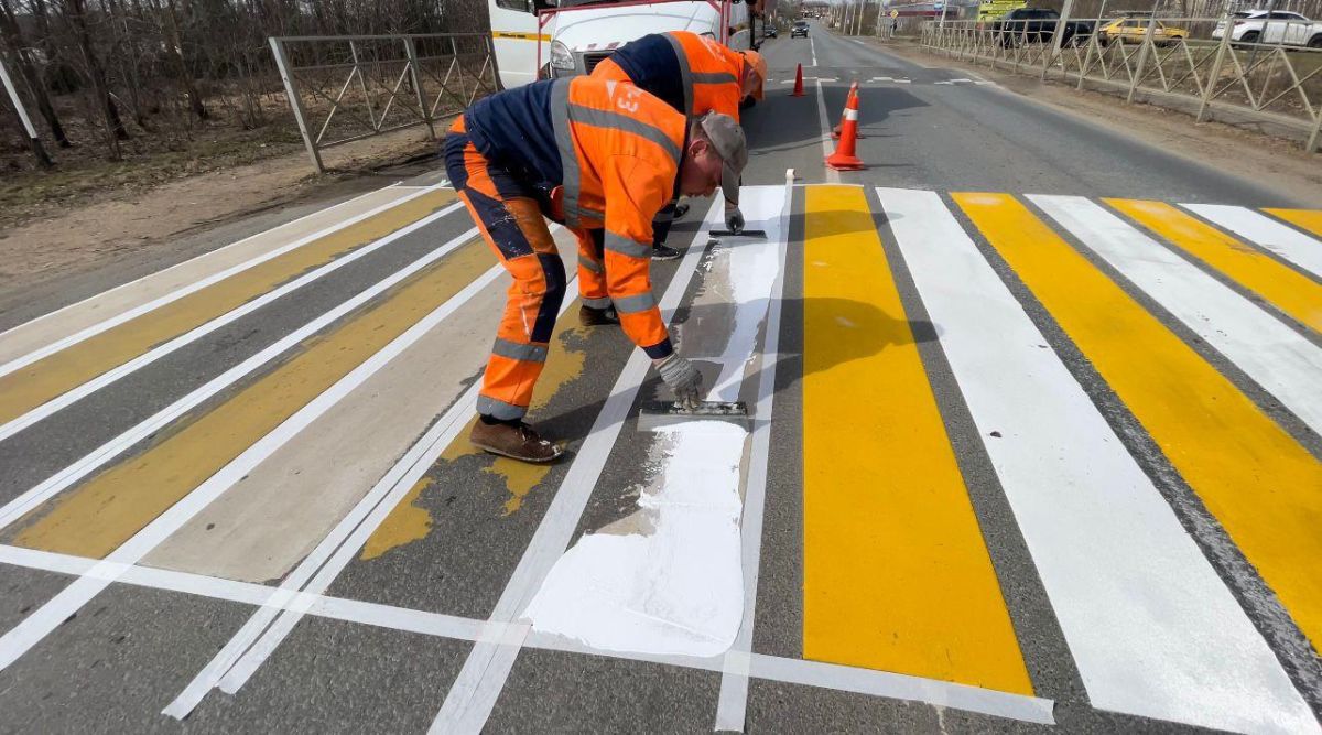 «Яркие линии — безопасные дороги»: владимирские дорожники наносят термопластиковую разметку