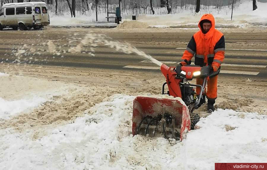 Во Владимире продолжают устранять последствия мощных снегопадов