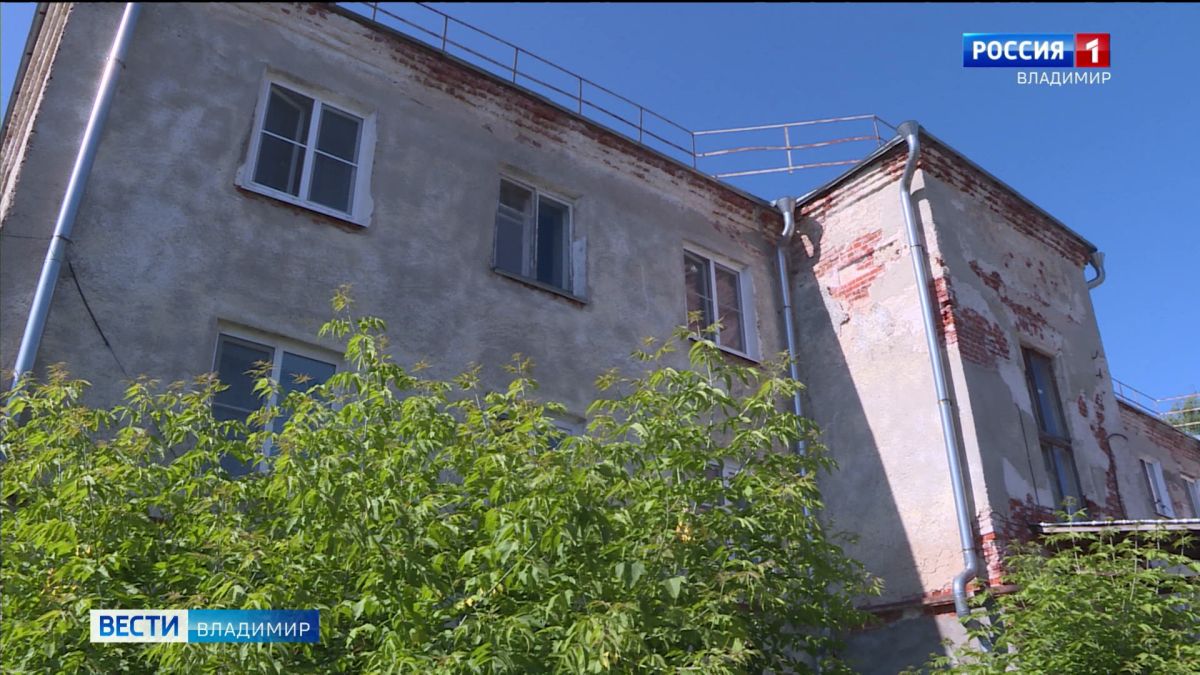 Во Владимире жители дома уже много лет страдают от текущей  крыши