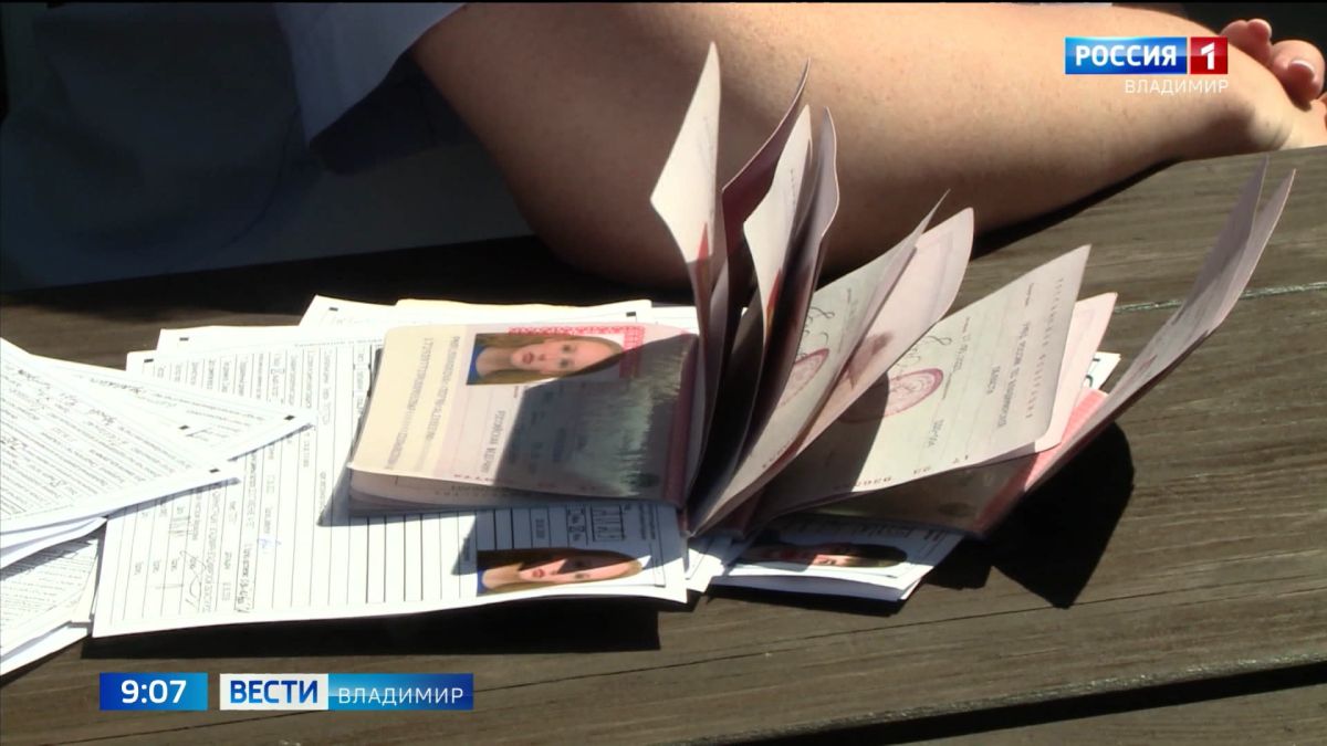 Лучшим школьникам Владимира вручили паспорта в Патриаршем саду
