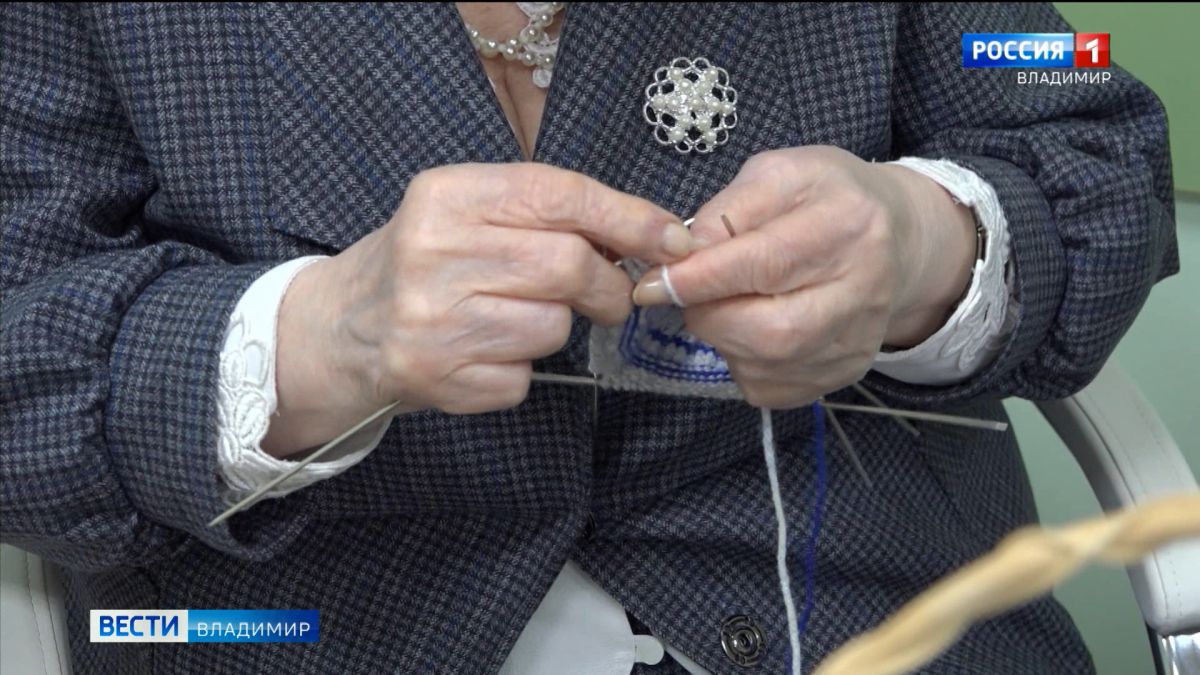 "Серебряные" волонтеры из Владимирской области шьют теплые вещи для бойцов