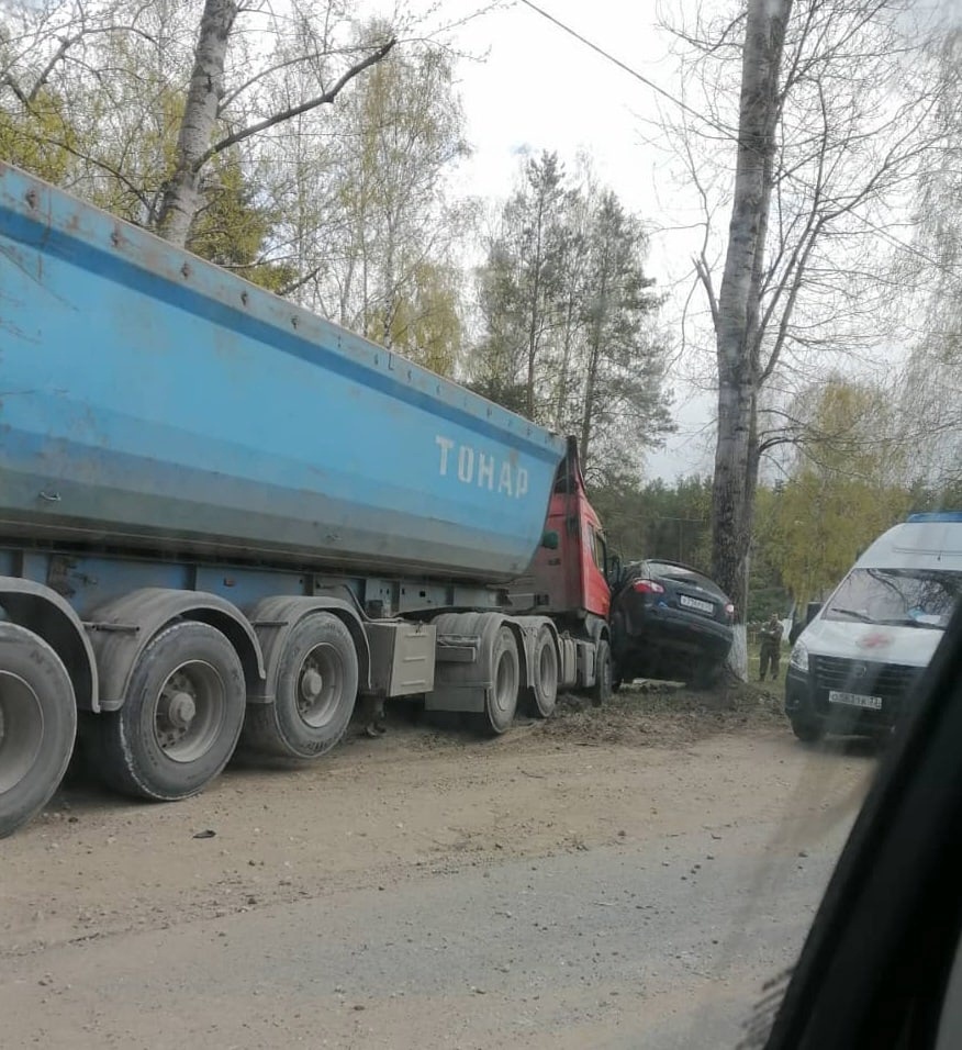 Во Владимирской области рядом с Ковровом в столкновении с большегрузом погиб водитель иномарки 