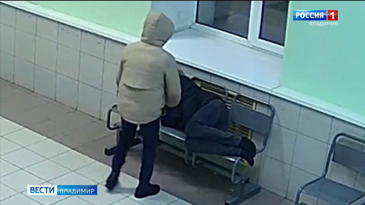 На видео попало, как во Владимирской области воровка украла телефон у спящего на вокзале пассажира